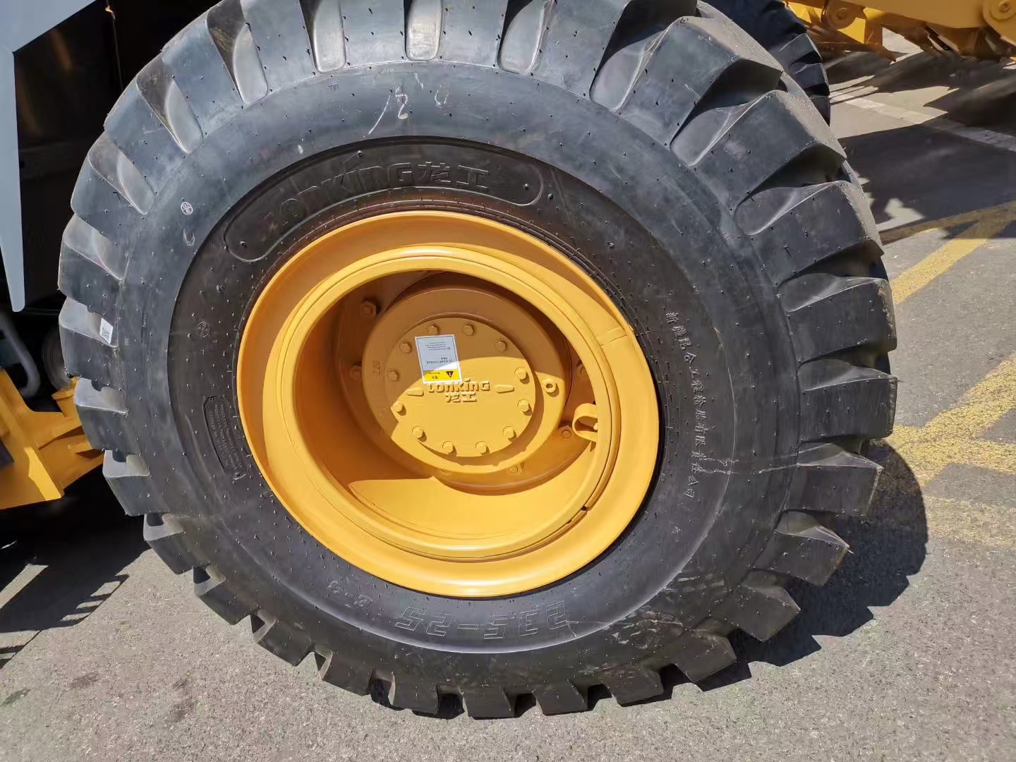 Off-the-road tire fitted on a wheel loader