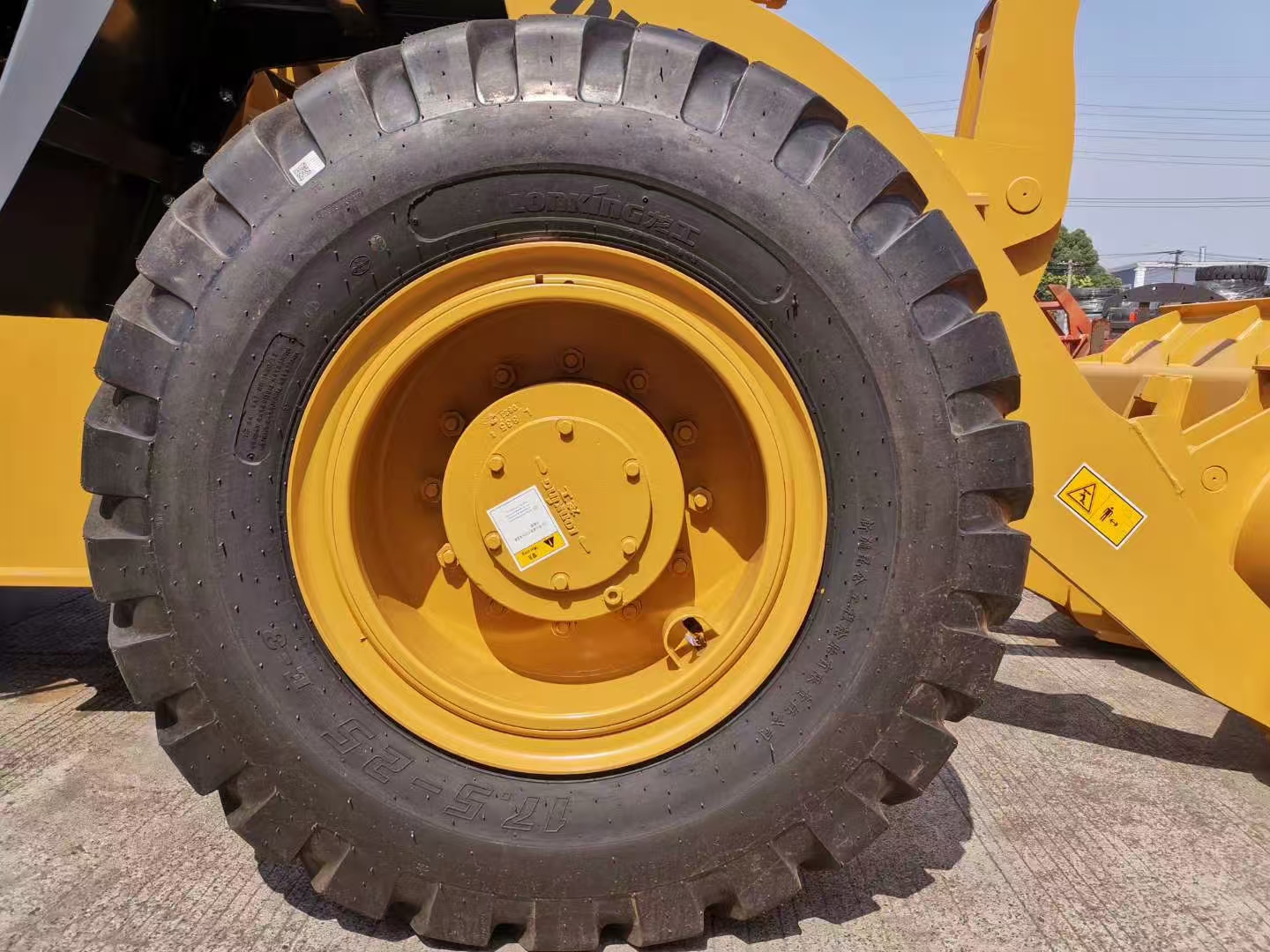 Heavy-duty wheel loader tire in use