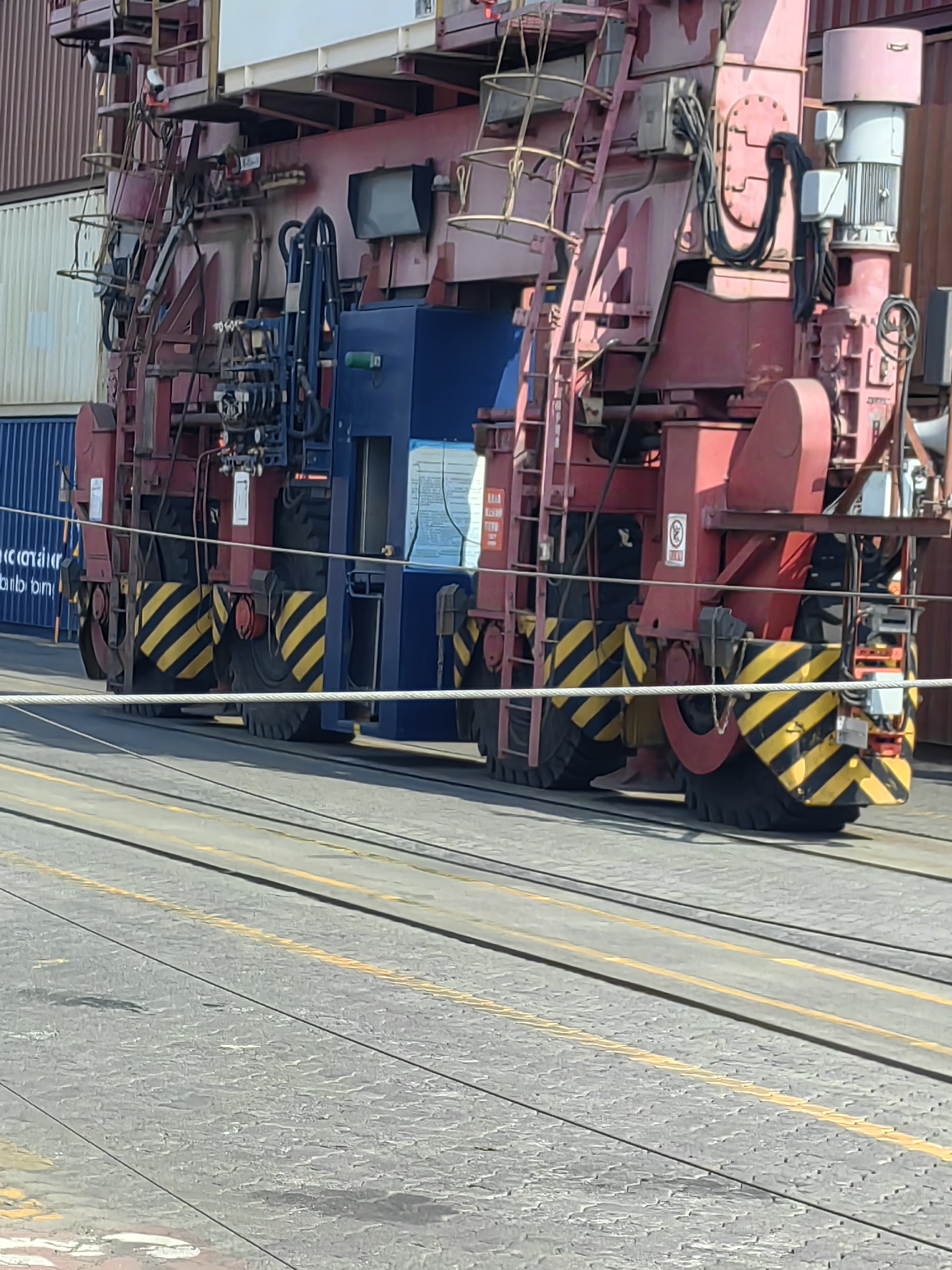 Tianjin Port equipment using KUNLUN tires