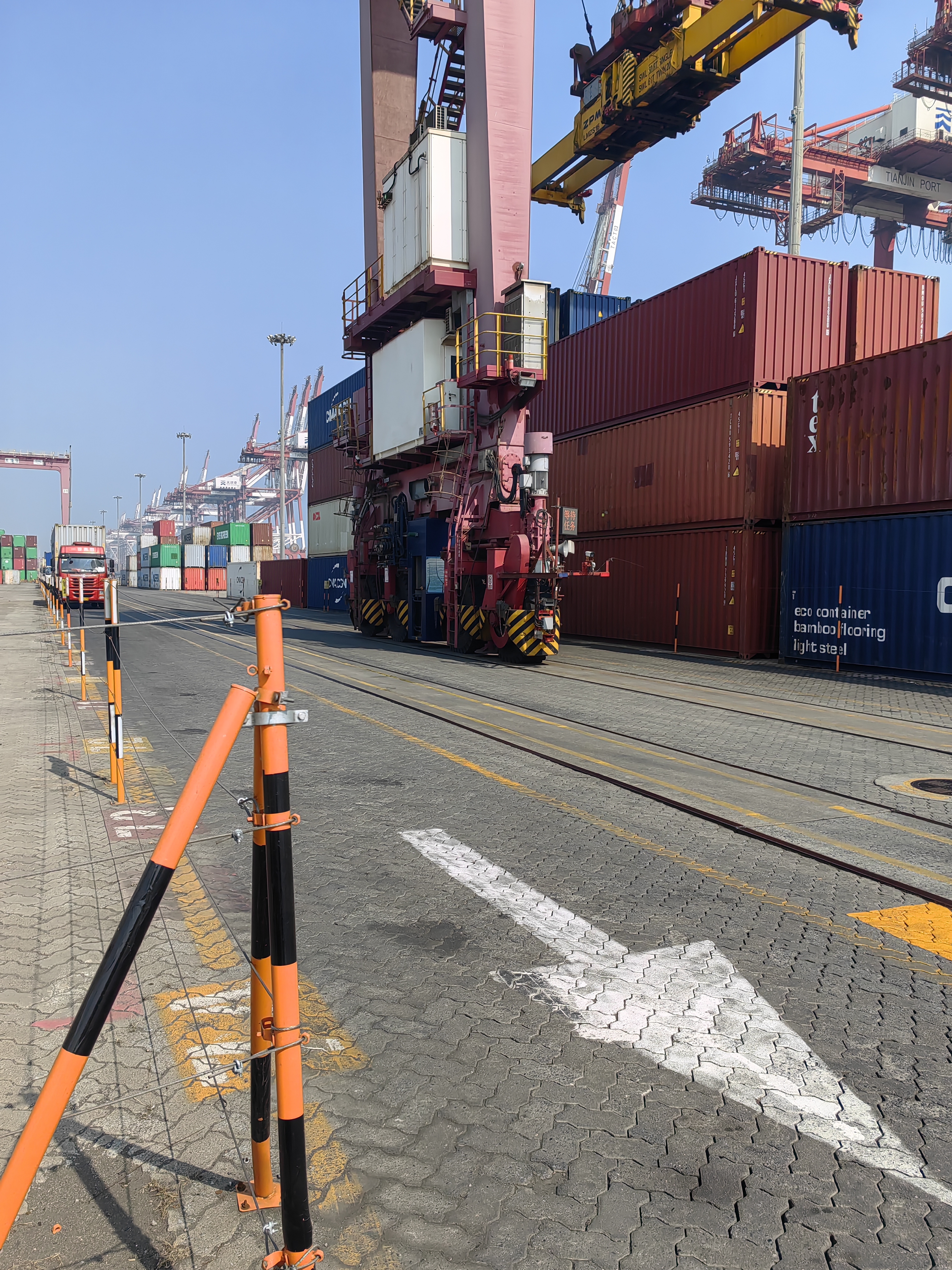 Tianjin Port operations with KUNLUN tires